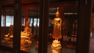 ワット・パクナム3階の仏像