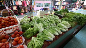 オンヌット生鮮市場に売られているばら売りの野菜
