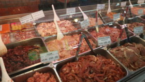 オンヌット生鮮市場に売られている肉